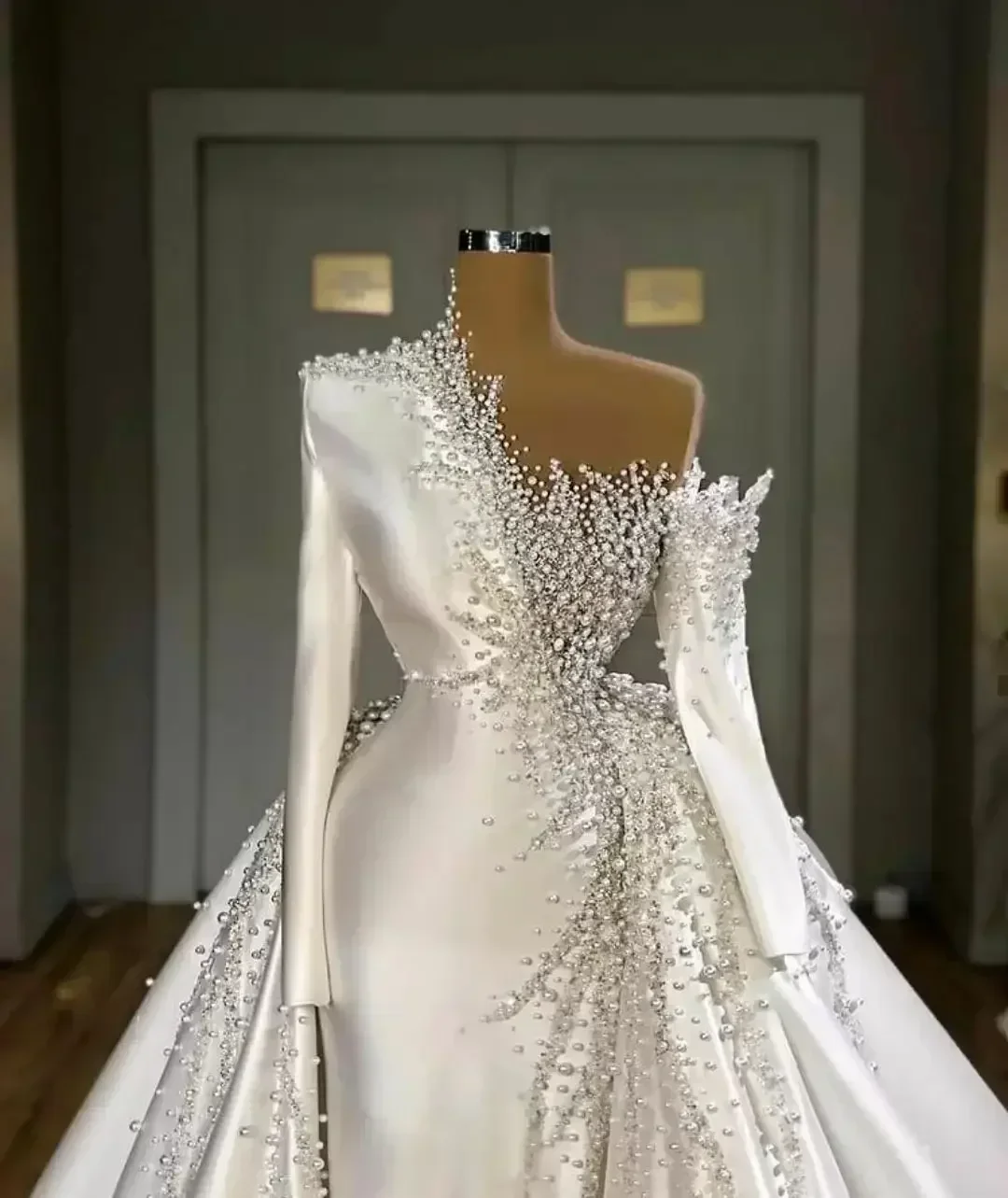 Maßgefertigtes, handgearbeitetes Meerjungfrauen-Brautkleid mit Perlen und abnehmbarer Schleppe, einschultrig, lange Ärmel, Satin-Brautkleid