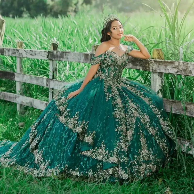 

Customized Sparkly Emerald Green Princess Quinceanera Dresses Off Shoulder Ball Gown Appliques Lace Crystals Beads Tull Sweet 16