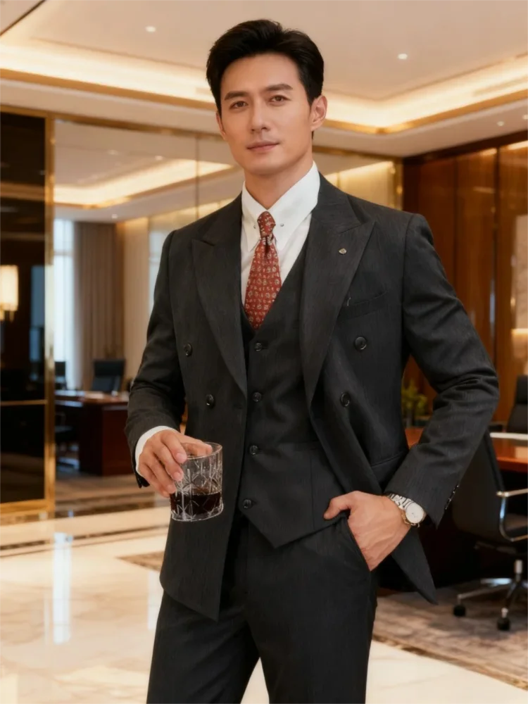 

Мужской двубортный костюм-тройка — однотонный приталенный костюм для делового торжественного и свадебного вечера (на заказного комплекта для жениха и жениха)