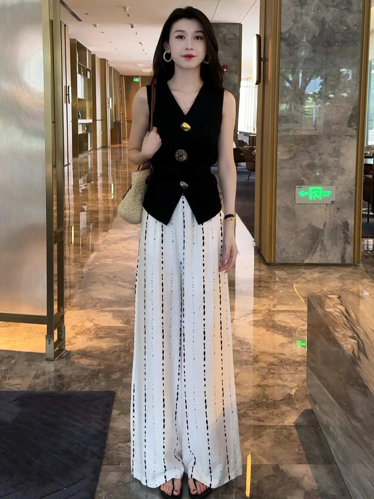 Fashion Suit Women's Summer New Style Western Style Slimming V-neck Sleeveless Top+casual Wide Leg Pants Two-piece Set