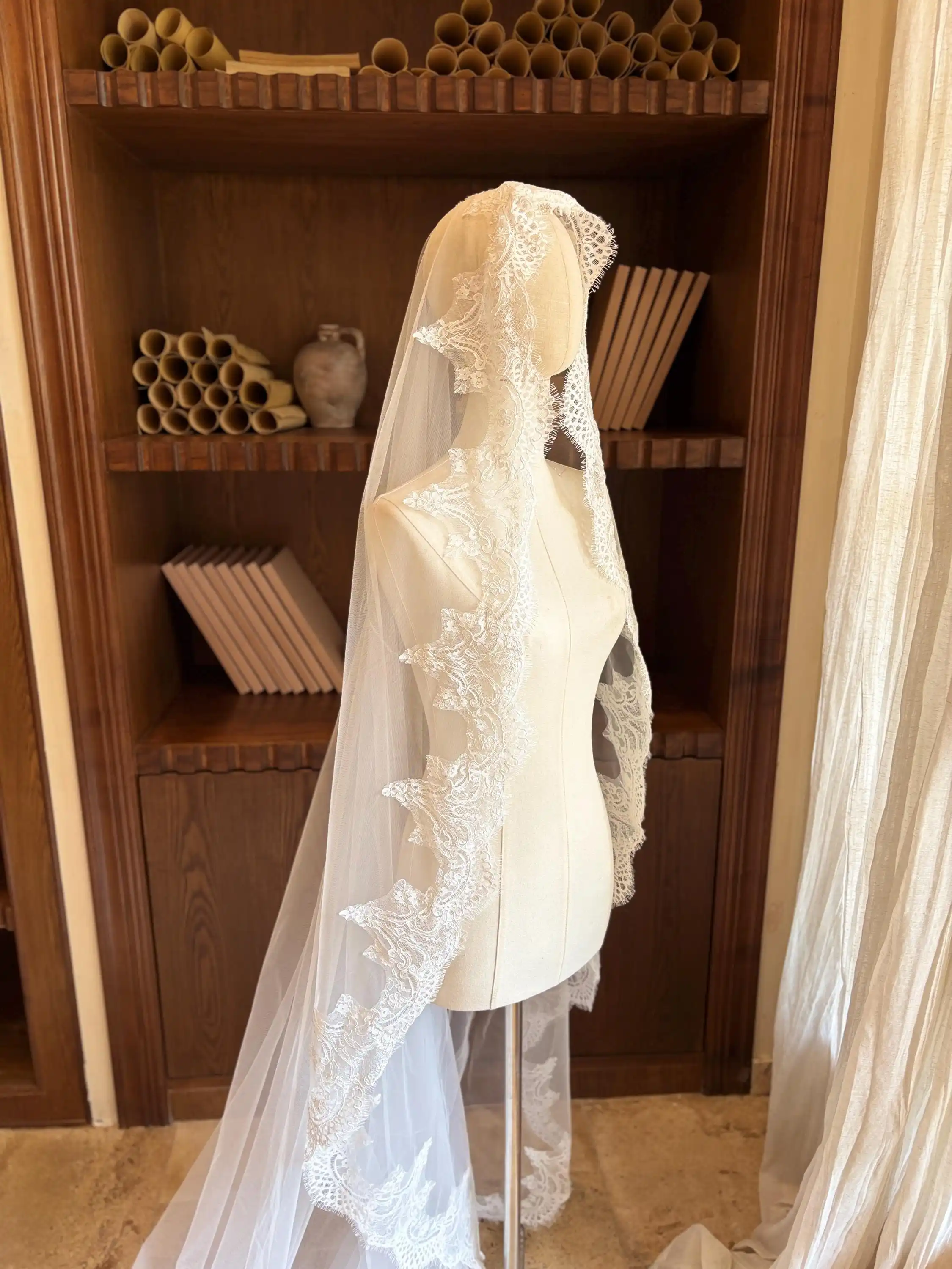 velo-de-novia-de-encaje-con-pestanas-velo-de-novia-tipo-catedral-velo-de-encaje-floral-velo-de-novia-vintage-velo-de-novia-bohemio