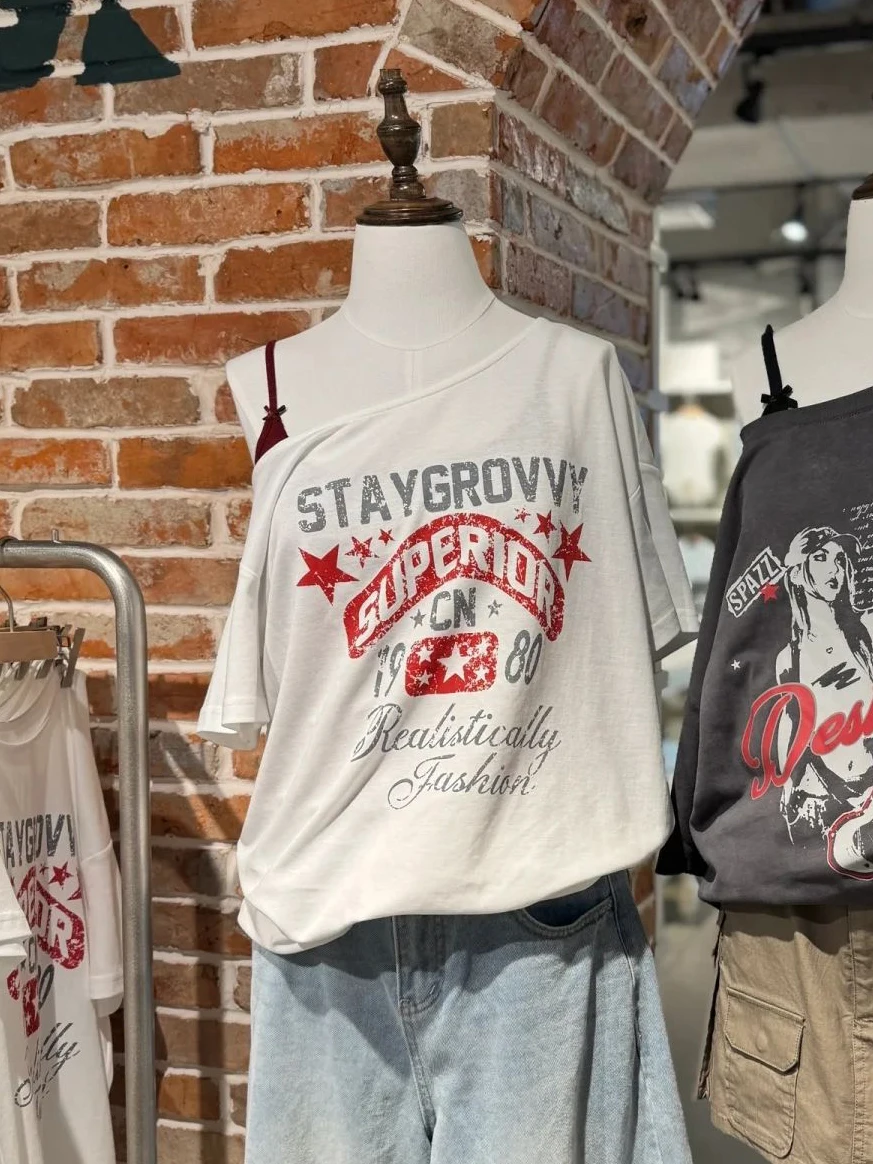 

Потертая футболка с буквенным принтом, женские летние футболки с косым воротником без бретелек и короткими рукавами, уличная мода, свободные топы Y2k, футболки