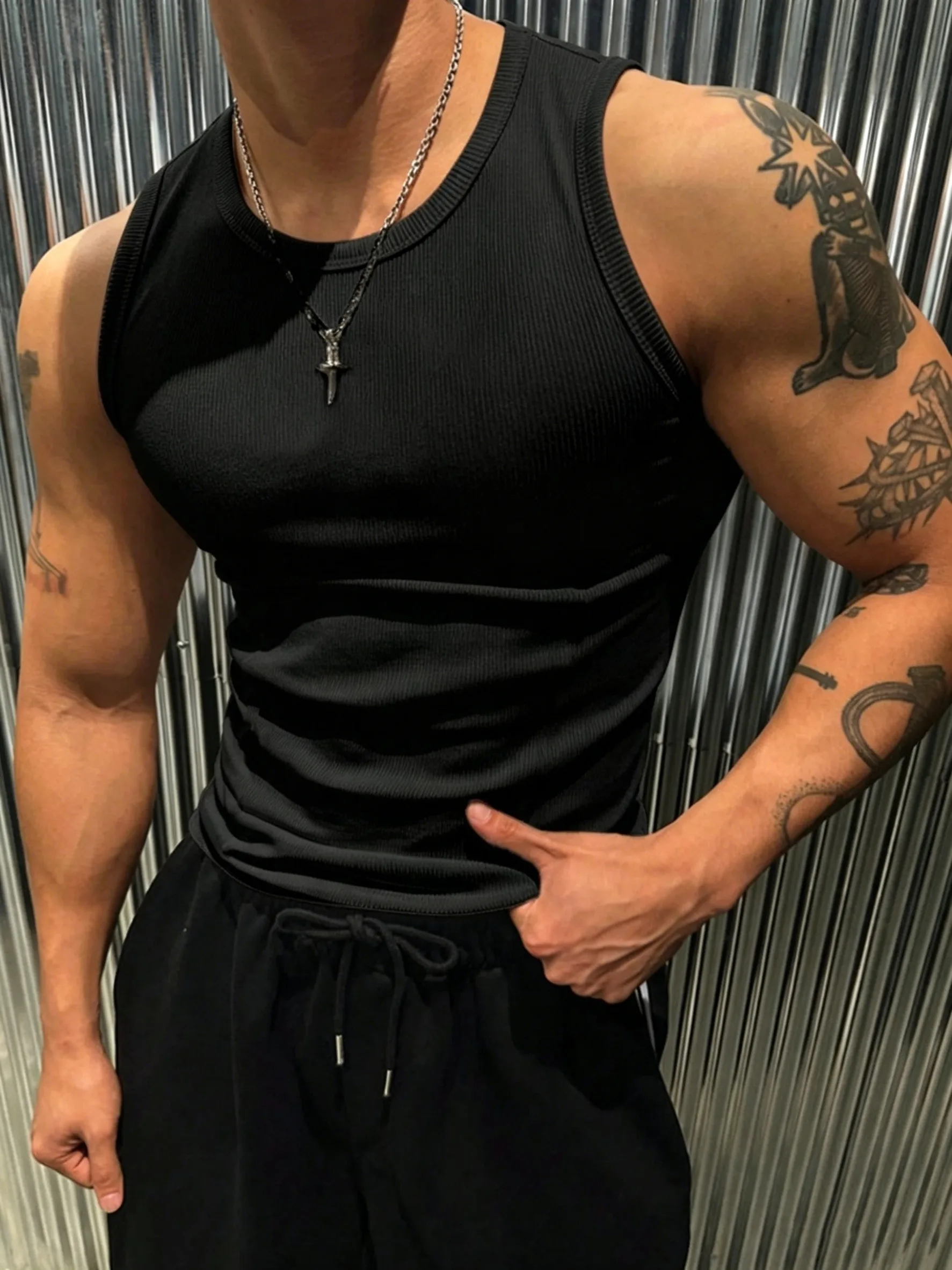Vielseitige Ärmellose Kleidung Herren Mode Fitness Westen Eng Anliegende Stretch-T-Shirts Weiche O-Ausschnitt Tanktops Lässige Alltags-Streetwear