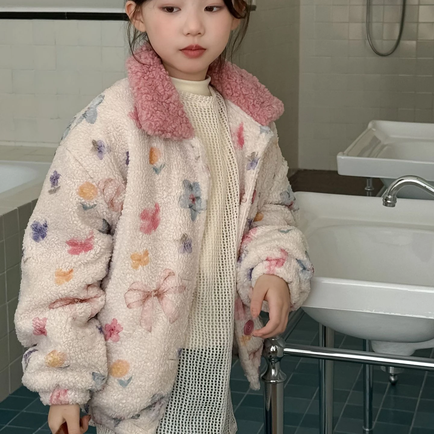Meninas casaco 2025 outono e inverno novas roupas infantis coreano vento menina bebê colisão cor lapela doce floral casaco de lã de cordeiro