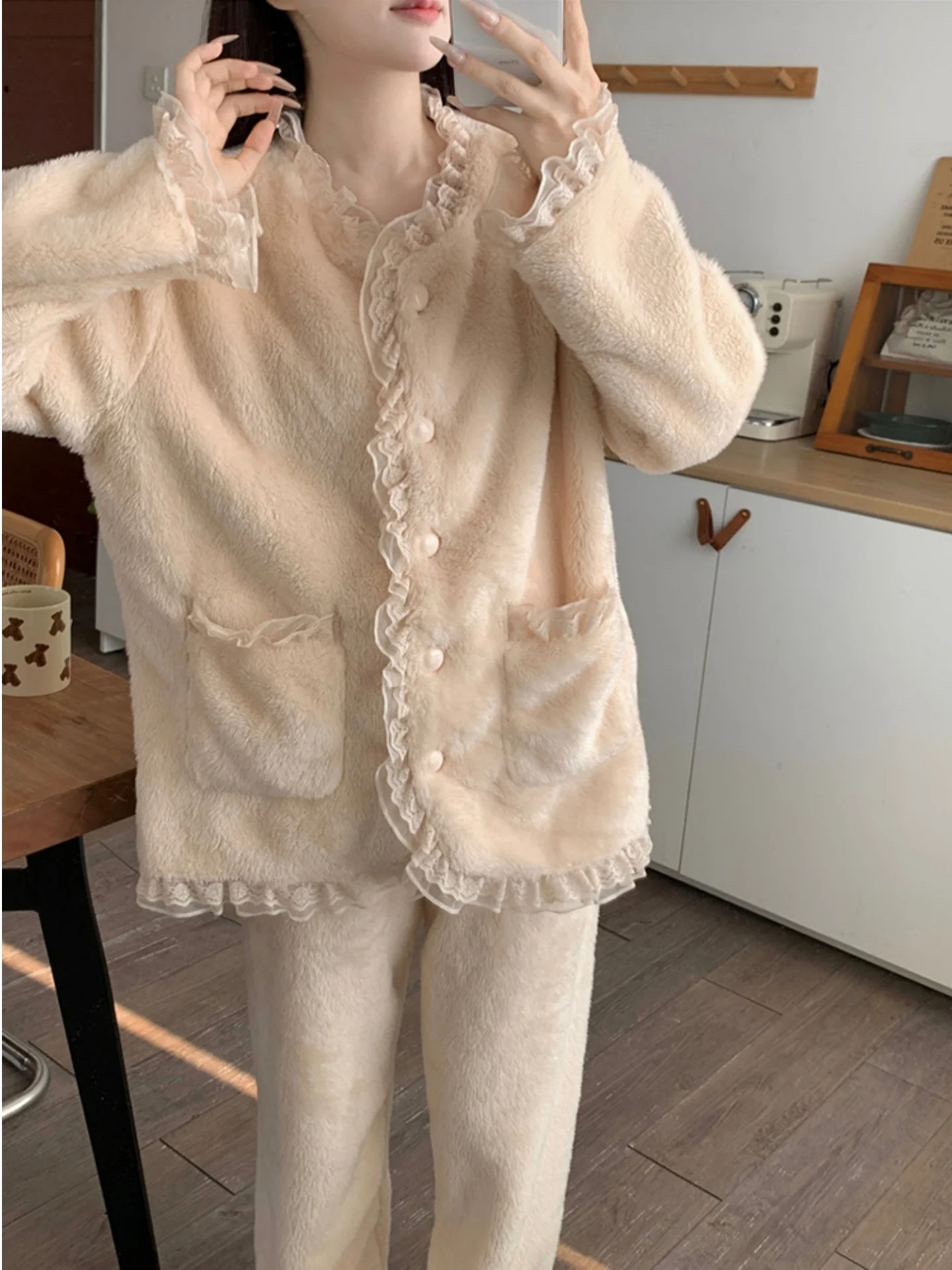 

Женская утепленная пижама из кораллового флиса с длинными рукавами, кружевом и V-образным вырезом на пуговицах, удобная домашняя одежда