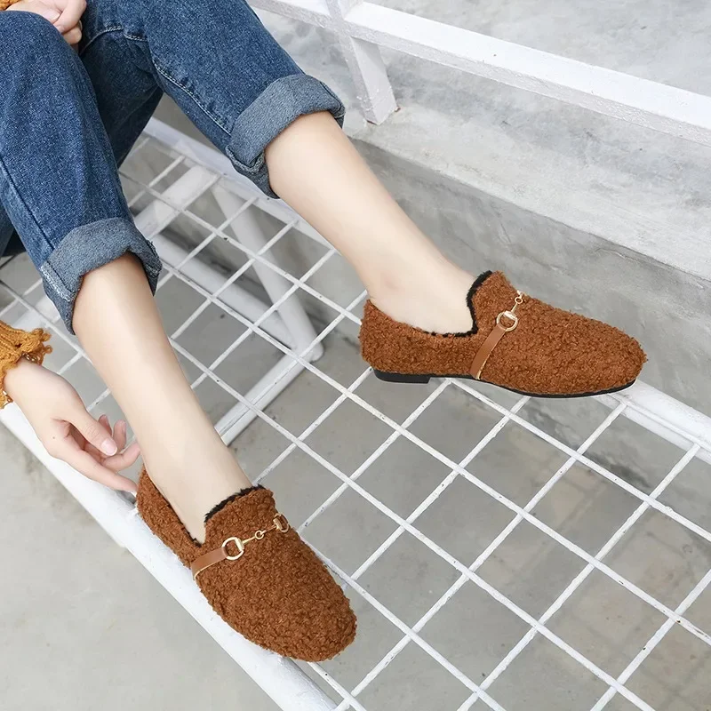 2024 ยี่ห้อสุภาพสตรีรองเท้า SLIP-ON ผู้หญิงแฟชั่นโลหะตกแต่งรองเท้าสบายๆผู้หญิงใหม่ PLUS ขนาดตุ๊กตาสั้นรองเท้าแบน