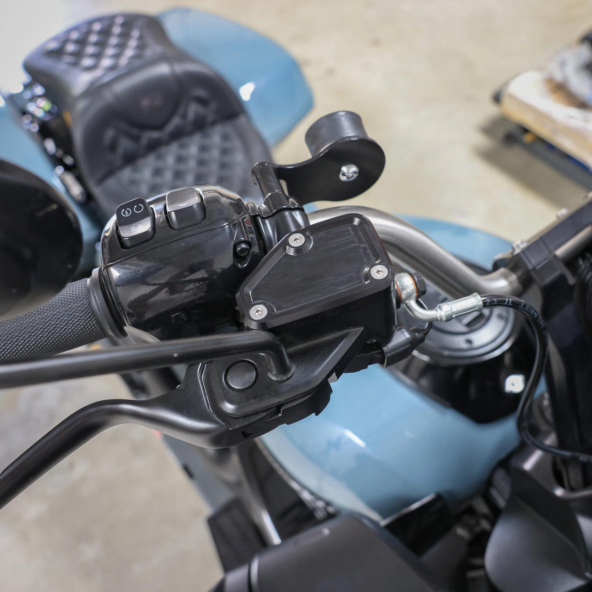 NEW Motorcycle Front Brake Reservoir Caps For Harley Touring CVO Road Glide FLTRXSE Street Glide 2023 2024 FLHXSE