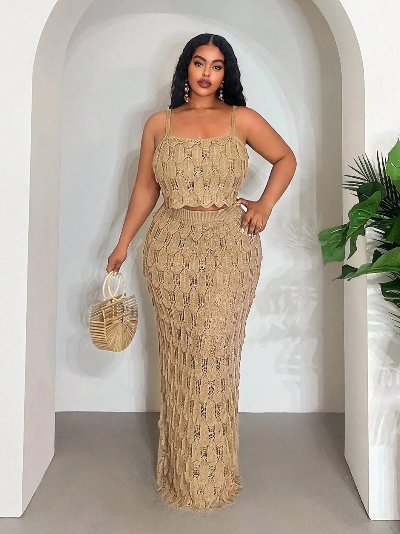 

Бежевый вязаный крючком комплект из двух предметов: укороченный топ без рукавов с вырезами и облегающая макси-юбка