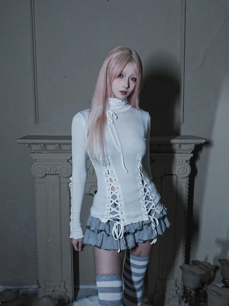 Czarno-biała, perforowana, sznurowana, dopasowana bluzka z wysokim dekoltem, koszulka bazowa, falbanki na brzegach, lekko prześwitująca, wysoce elastyczna dzianina.