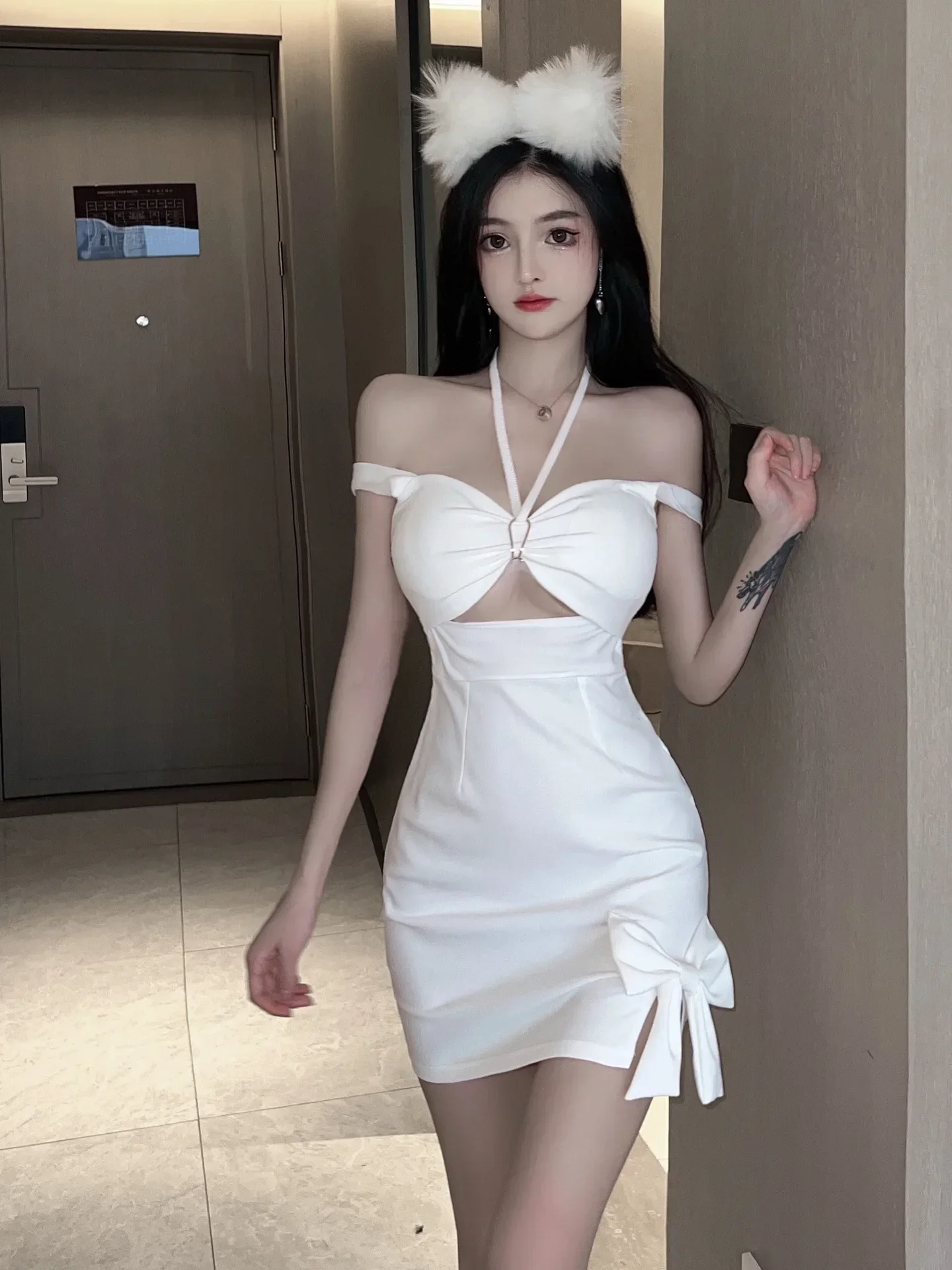 レッドクリスマスミニドレス 新作2023 セクシーでスパイシーなガール ホルターネックストラップ ホローウエスト スリムヒップドレス ガールズファッション レディース トップス