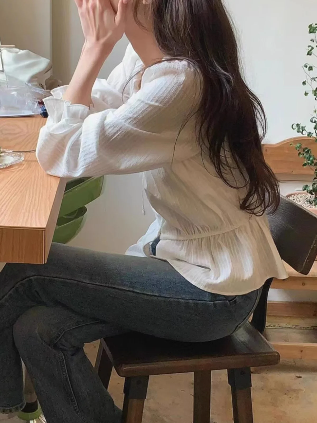 シックな白半袖レディースシャツ春 2024 折りたたみランタンスリーブスリムフィットトップ韓国スタイル通勤ファッション