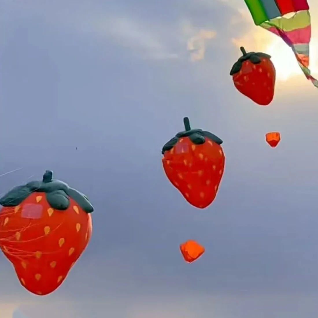 9KM 3.5m Strawberries Kite Line Laundry Pendant Soft Inflatable Show Kite for Kite Festival 30D Ripstop Nylon Fabric