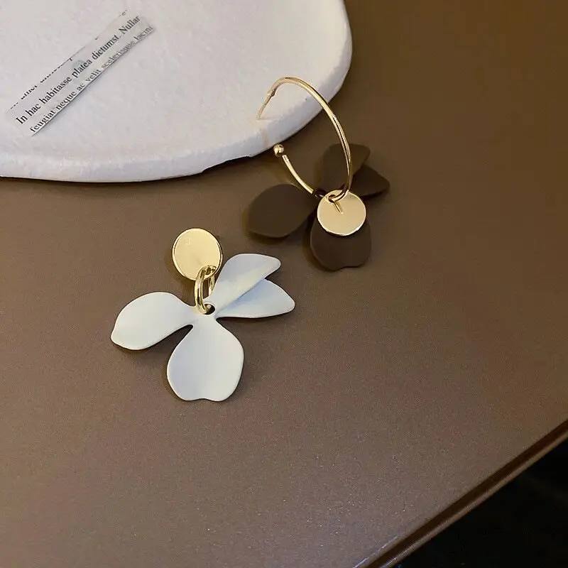 Fashion Simple Asymmetrical Flower Round Earrings For Women Designed Creative Blue and White Petal Earrings Personality Jewelry