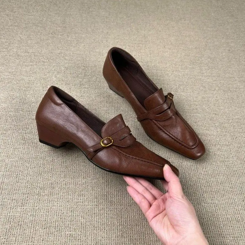 Damen Vintage Loafer mit eckiger Zehenpartie, glatte, matte Pumps mit niedrigem Blockabsatz, Büro-Slipper, Freizeitschuhe mit Schnallenriemen, Retro-Alltagsschuhe – Detail 4