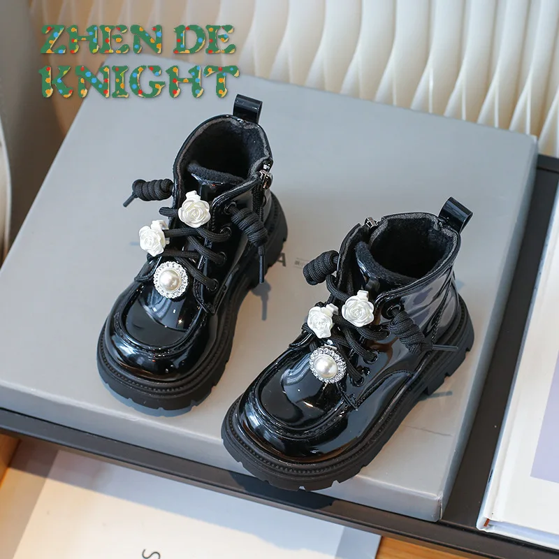 

Детские ботинки в британском стиле, новинка 2023 года, кожаные полусапожки с цветочным декором для девочек, теплые ботинки на хлопковой подкладке для мальчиков, модная детская обувь