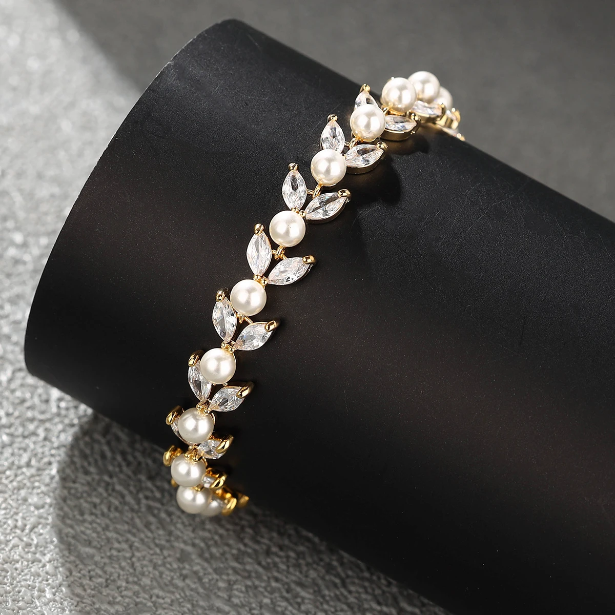 Light luxury atmosphere, full of zircon pearl bracelets, bridal banquet evening dress hand ornaments