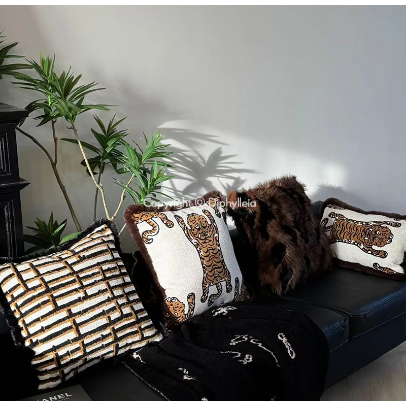Diphylleia Vintage Artistic Kirin Tiger Embroidered Cushion Covers Exotic And Glamourous Fringing Pillow Case Chic Home Decor