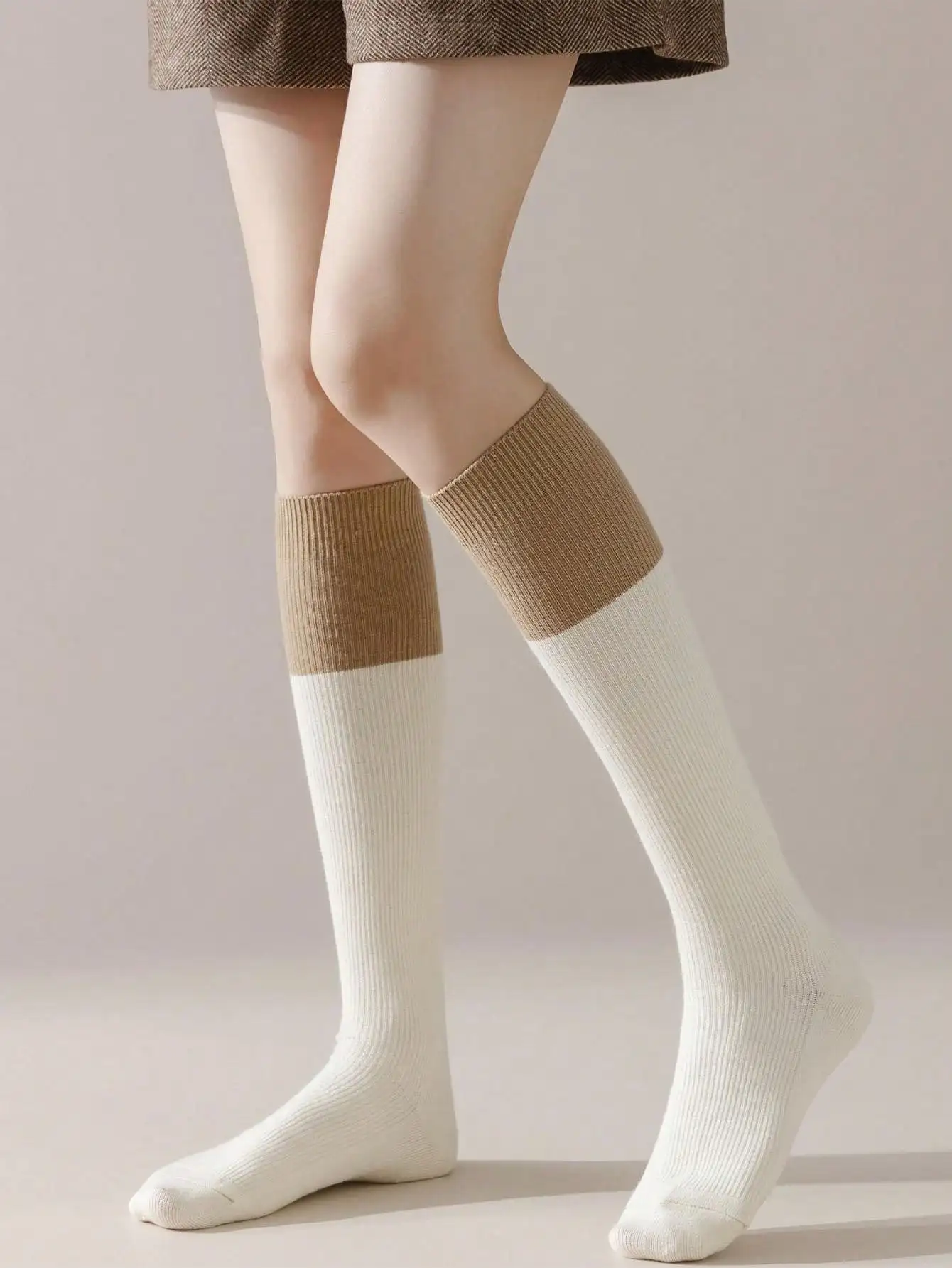

A pair of cashmere mid calf socks with color blocking and versatile warmth, autumn and winter coffee color calf socks