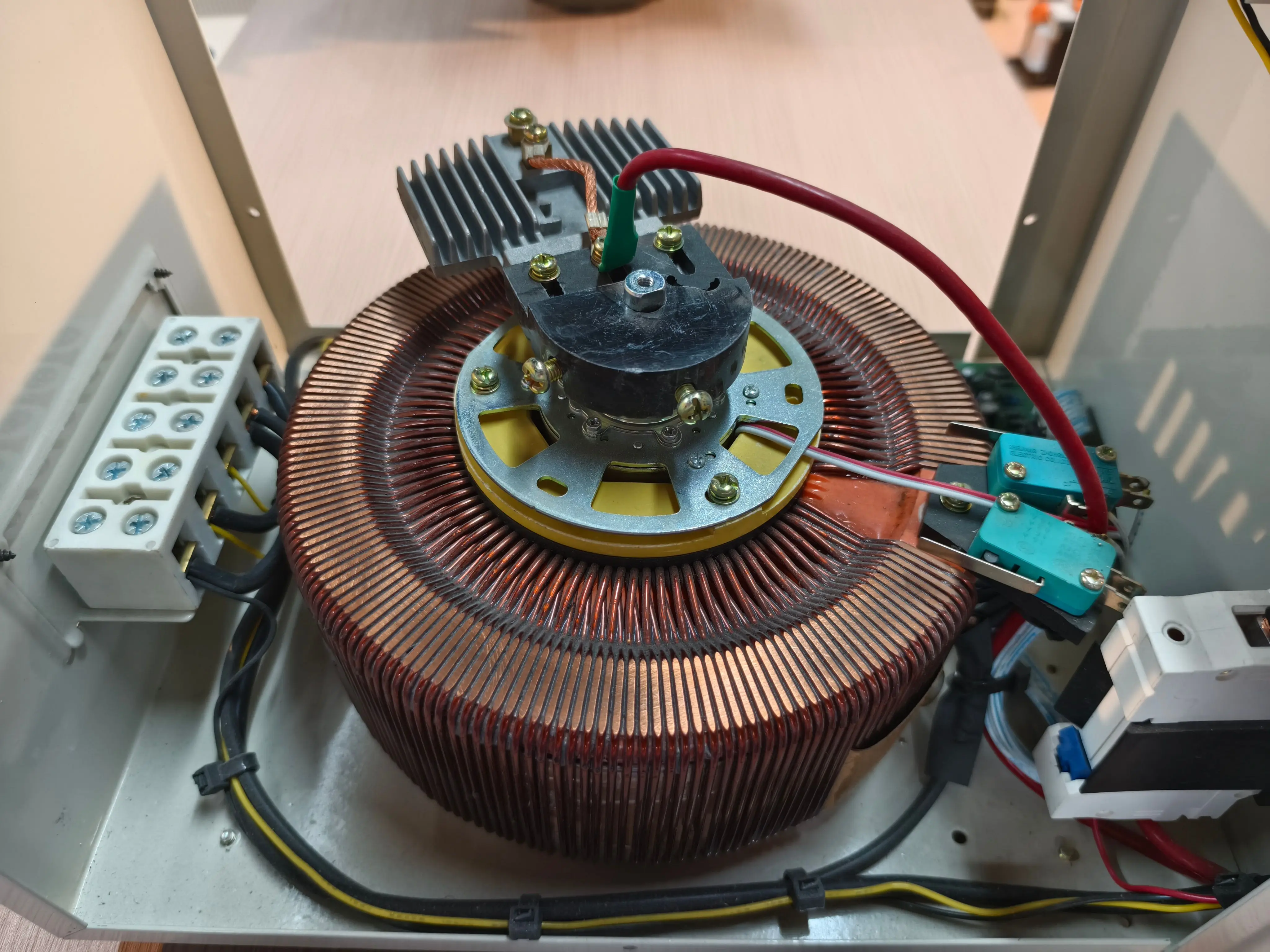 مرحلة واحدة 120 فولت 220 فولت 230 فولت Svc 5kva 10 Kw 10kva 15kva 20kva محرك سيرفو نحاسي منظم جهد كهربائي أوتوماتيكي مثبت