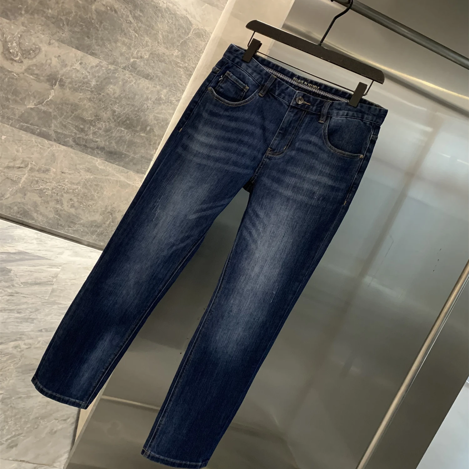 

Мужские повседневные джинсы прямого кроя Tangjixie, черные, с эффектом потертости, со средней посадкой, длинные брюки, летняя коллекция, серия Urban, модные, повседневные.