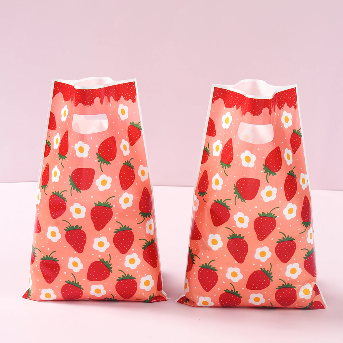 10/25/50pcs Strawberry Pattern Tote Bag Girls Party Plastic Gift Packaging Bag Strawberry Birthday Party Supplies Kids Favors