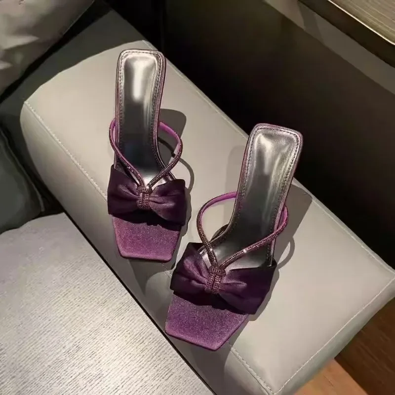 

Весна 2024, новые элегантные фиолетовые женские тапочки на высоком каблуке с открытым носком и тонкой подошвой, повседневная и удобная женская обувь без шнуровки
