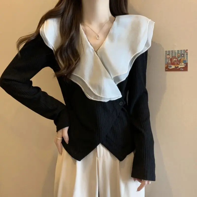 

Fashion V-Neck Spliced Asymmetrical Ruffled Shirt Female Clothing 2023 Autumn Winter New Casual Tops Loose All-match Blouse