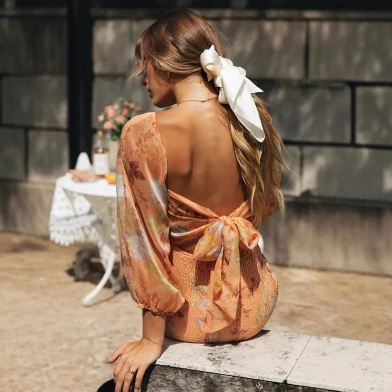 Abito da donna con maniche a lanterna e smock - Abito da sera autunnale con stampa aderente senza schienale e dettaglio sul retro. Abito da sera per le vacanze