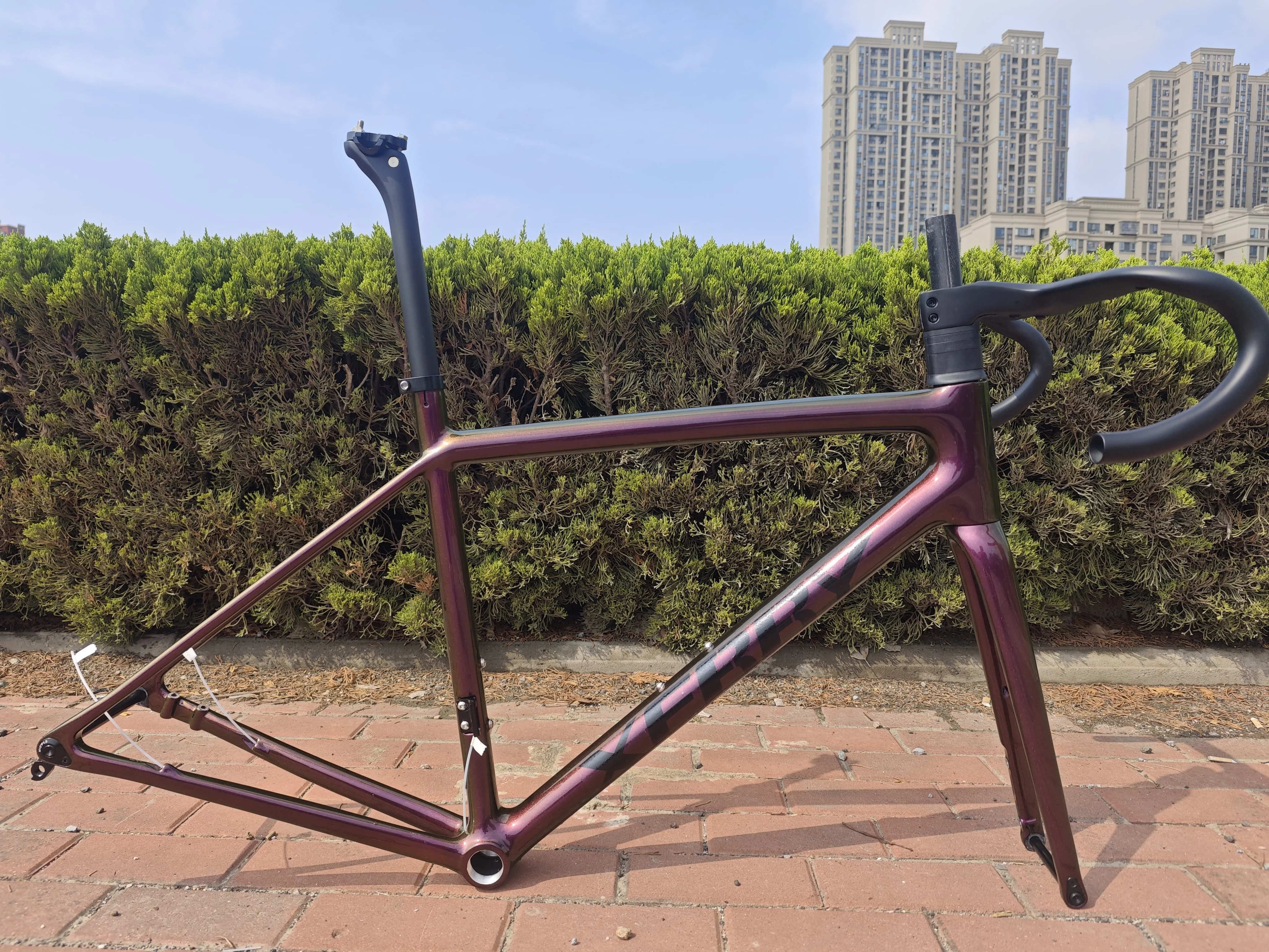 

XFRRY carbon road frame TEAM version 700c Disc Brake Frame Carbon Fork+Seatpost+Handlebar Fully Hidden Cable can customized