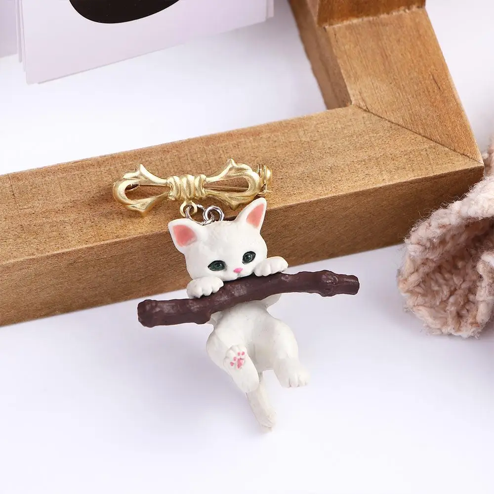 3D Cute Cat Animal Brooch Holding a Branch Cat Hug Tree Brooch Three-dimensional Lapel Pin For Women Girl Clothes Bag Decoration