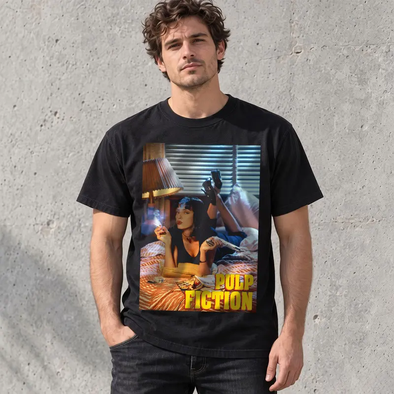 パルプ・フィクションの映画グラフィックtシャツ、90年代のレトロな映画プリントtシャツ、クエンティン・タランティーノ監督の名作映画をモチーフにしたユニセックスの半袖シャツ。