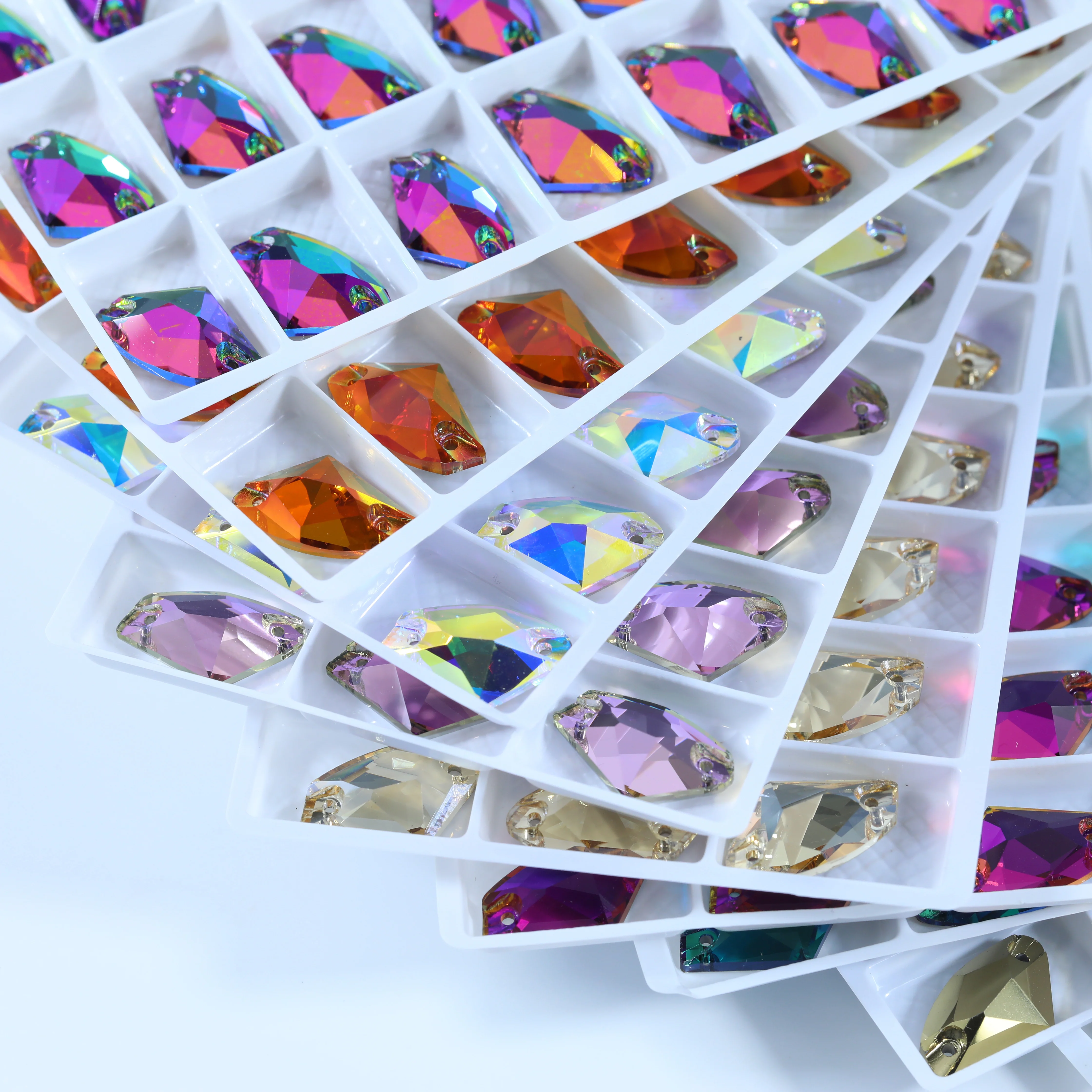 Premium Glaskristall Weiß Beschichtete Galaktische Aufnähsteine 3256 Funkelnde Strasssteine für Nagelkunst, Kleidung, DIY, Taschen, Schuhe, Handyhüllen – Detail 3