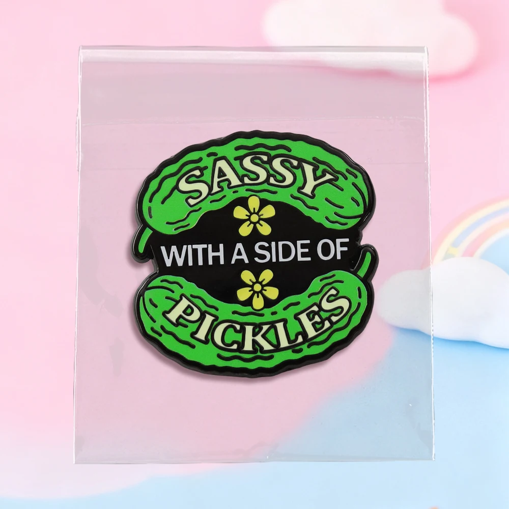 Lustige, freche Emaille-Brosche mit einer Portion Gurken, niedliche grüne Gurkenform-Anstecknadel, humorvolles Accessoire mit Lebensmittelmotiv, Geschenk. – Detail 14