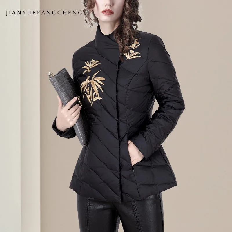 เสื้อแจ็คเก็ตผู้หญิงสีดำ แต่งเลื่อมและปักลาย  บุด้วยขนเป็ดขาว  แบบพัฟเฟอร์  ทรงเข้ารูป  แบบสั้น  สำหรับฤดูหนาว