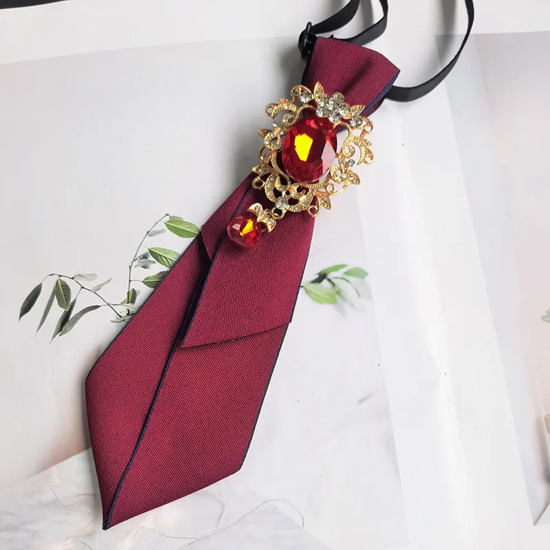 Accesorio de corbata adornado con pedrería color burdeos, estilo corte vintage, accesorio para camisa que no requiere planchado, adecuado para vestidos de noche, uniformes JK, uso diario de camisas, atuendos de Halloween, realza la sofisticación general del conjunto.