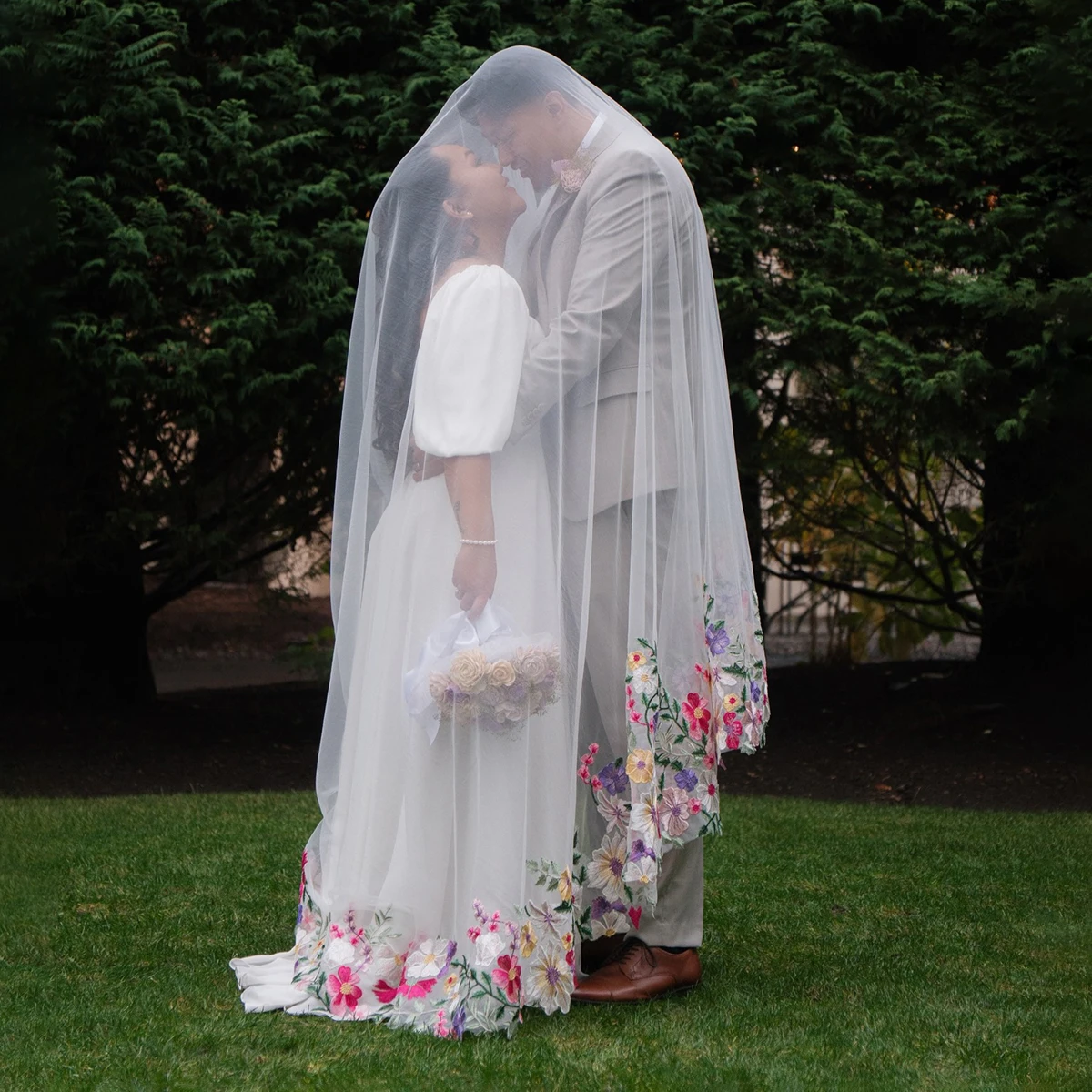 Multicolored Chapel Length Colorful Bridal Veils with Comb Customized One Tier Tulle Embroidered Lace Trailing Veil With Comb