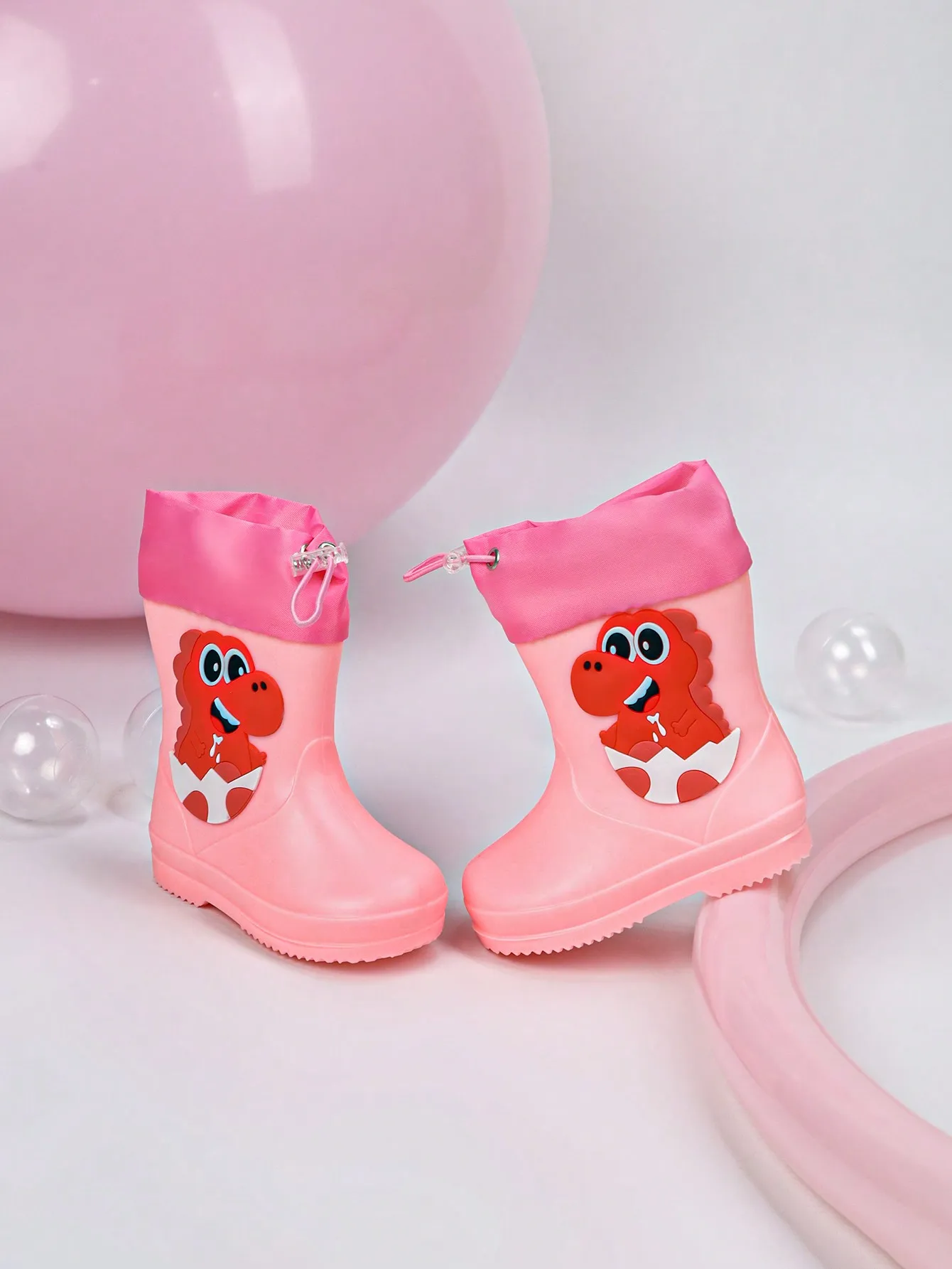 

Пара новых детских дождевых сапог с рисунком динозавров. Почему нескользящие и износостойкие дождевики.