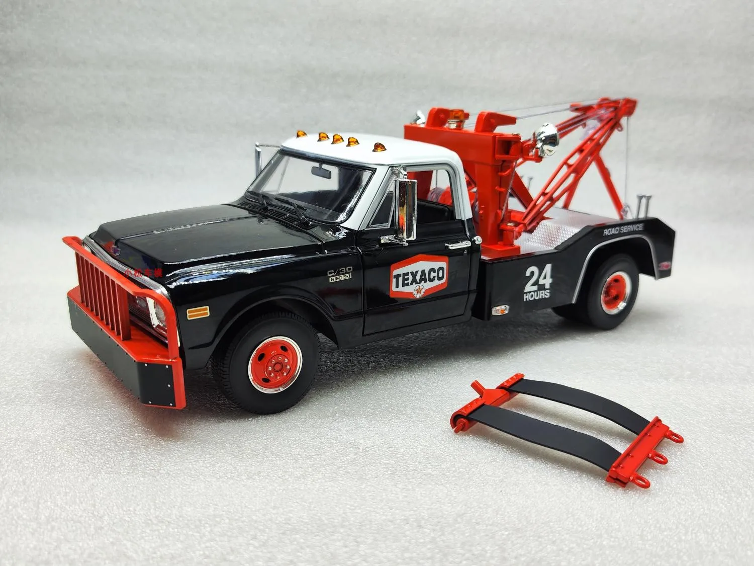 

GreenLight 1:18 1970 C-30 Dual Rescue Vehicle - Texaco 24-hour Highway Service Car Model Collection Toys Gifts Diecast Alloy Car