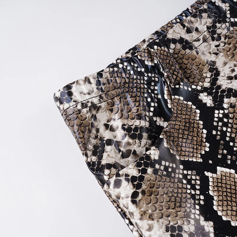 Pantalones cortos sexis de cuero Pu con estampado de serpiente, pantalones cortos tipo botín de cintura baja estilo callejero para mujer