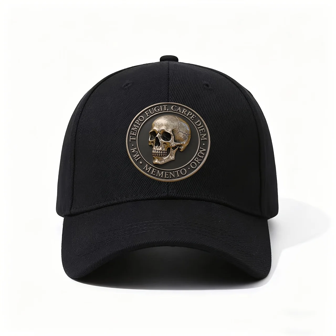 Gorra de béisbol con un llamativo emblema metálico de calavera grabado con TEMPO FUGIT, CARPE DIEM, una fuerte recordación de que hay que aprovechar el día, Per