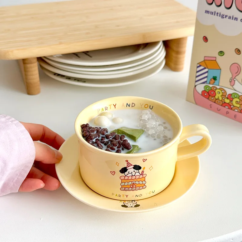 Pires e xícara de cerâmica pintados à mão, copo de café bonito, feliz aniversário, alto valor de cor