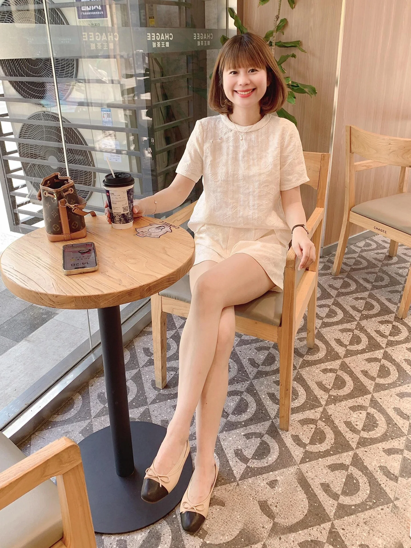 

Модный комплект из двух предметов: футболка с коротким рукавом и шорты с высокой талией для женщин, элегантный и стильный летний наряд.