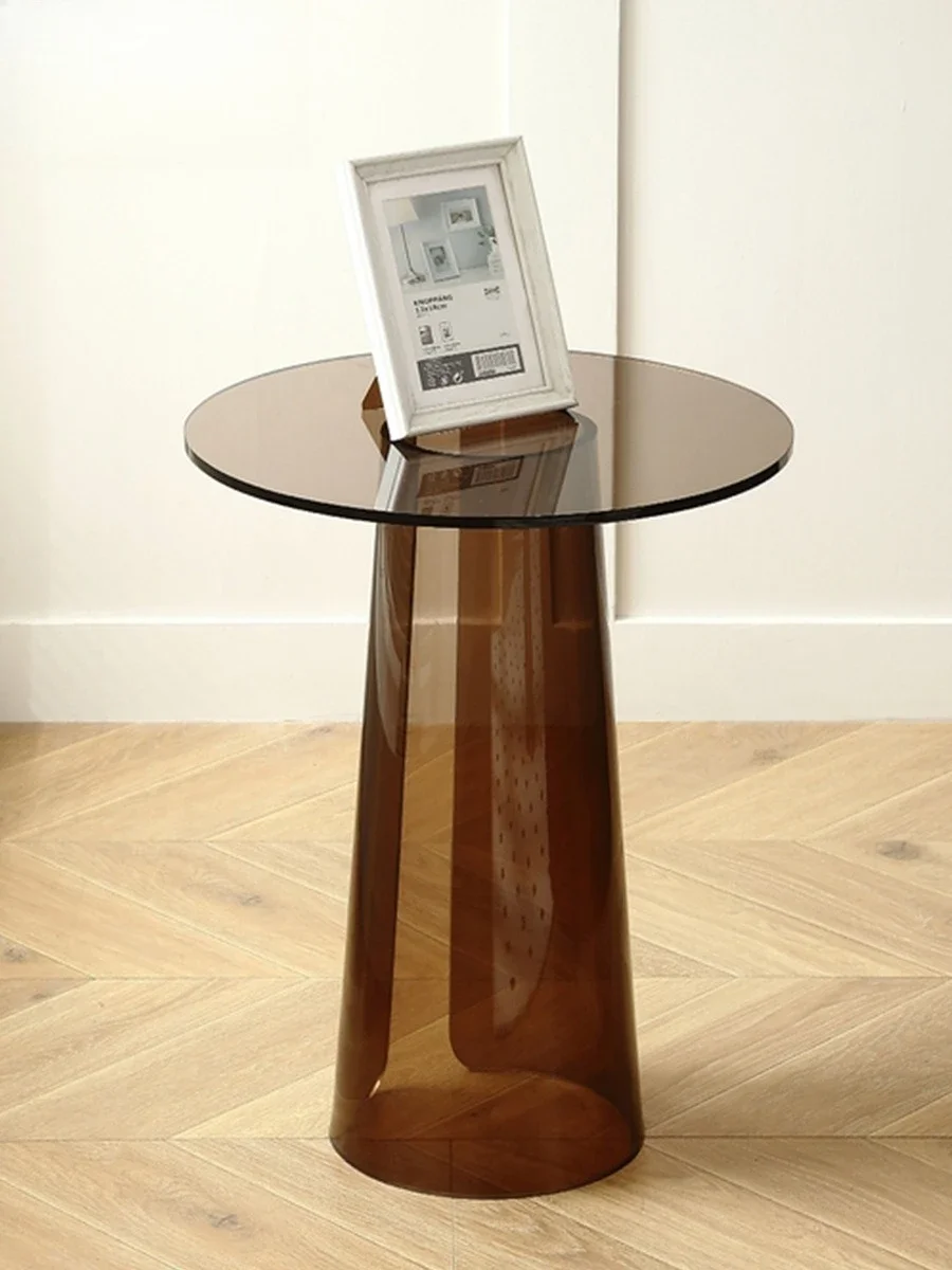 透明なコーヒーテーブル、ソファ、小さなサイドテーブル、バルコニー、コーナー、モダンなリビングルーム、シンプルなデザイナーモデルルーム