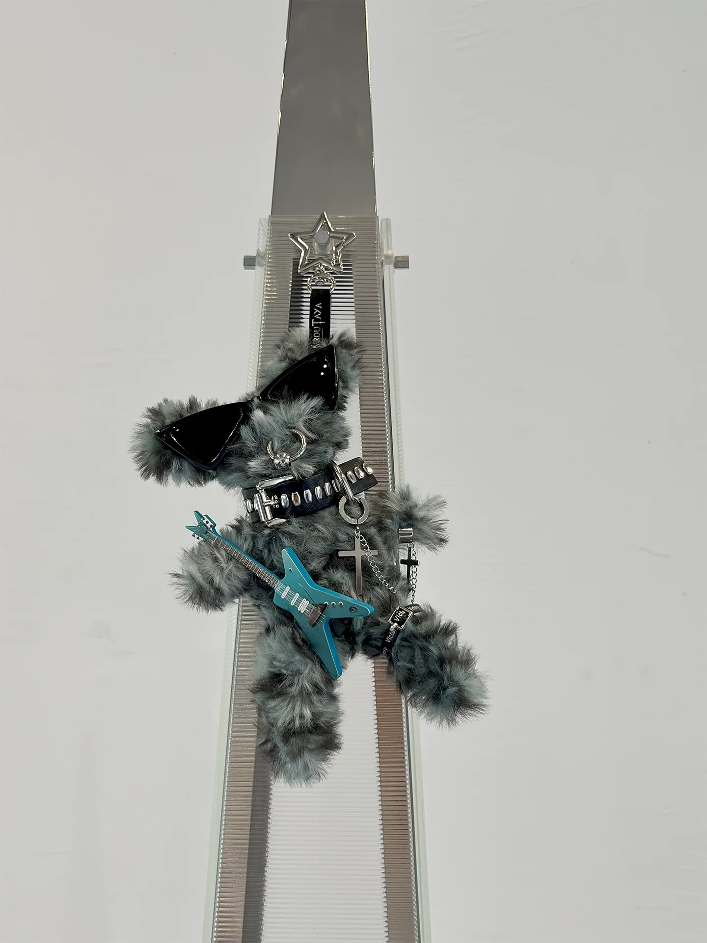 

Неоновый плюшевый брелок-медведь ручной работы в стиле панк-рок с гитарой, солнцезащитными очками и заклепками на ошейнике – модный кулон для сумки для фанатов рока