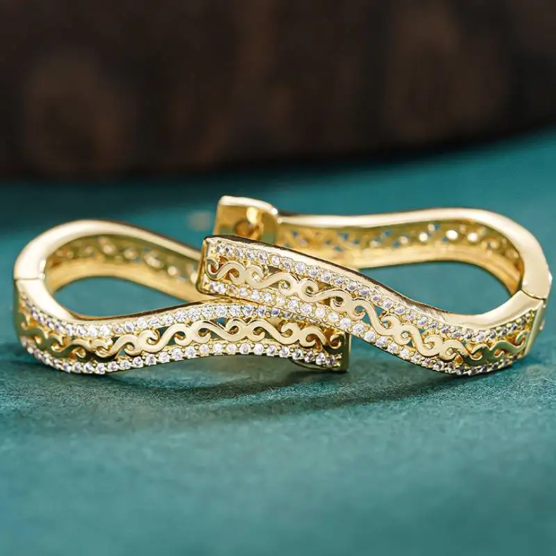 Huitan Twist Hollow Design Damen-Creolen, luxuriöse goldfarbene Ohrringe für Partys und Hochzeiten, elegante Accessoires, trendiger Schmuck mit glänzenden Zirkonia-Steinen