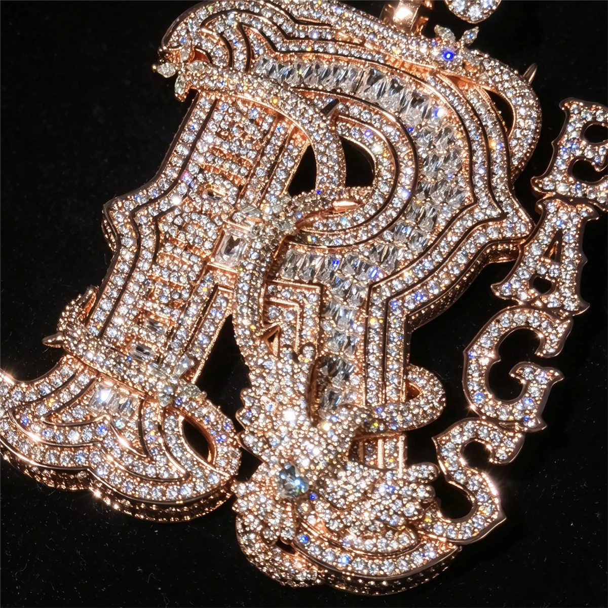 Iced Out Custom R Reagss Letter Pendant Gothic Alphabet Cuban Chain Accessories Fine Jewelry Gifts for Men Hip Hop Bling Charm