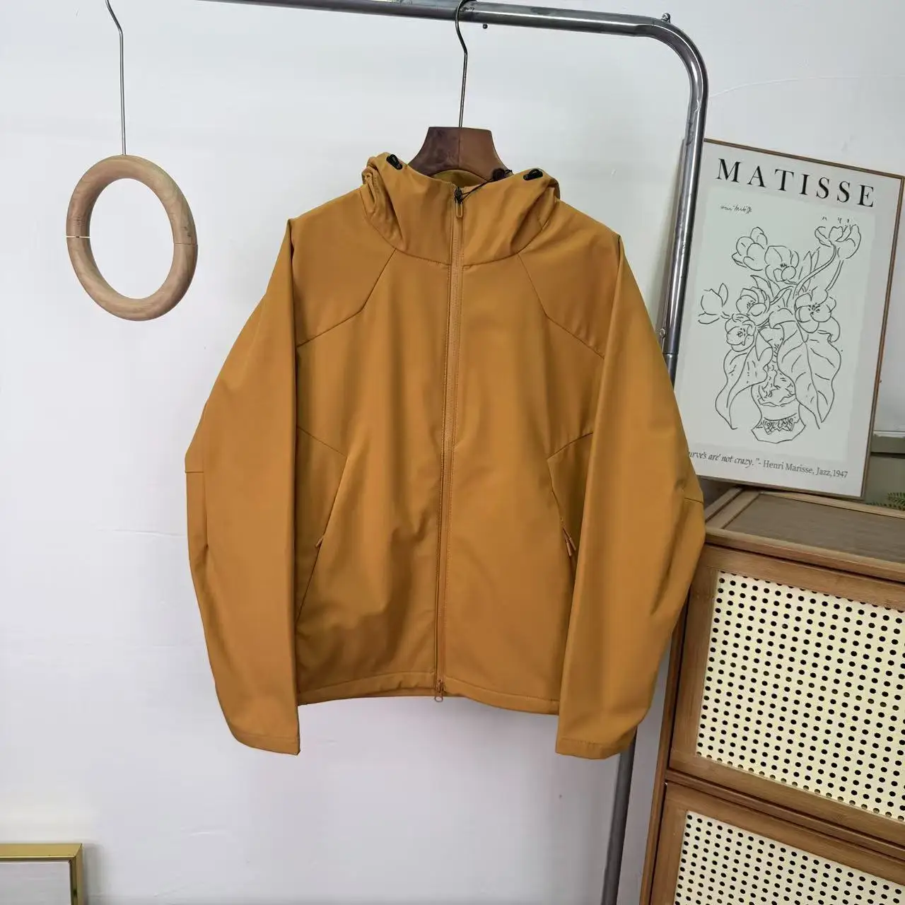 

Ветрозащитная и водонепроницаемая куртка-софтшелл для пар, мужская свободная куртка из полиэстера с длинными рукавами и капюшоном для активного отдыха