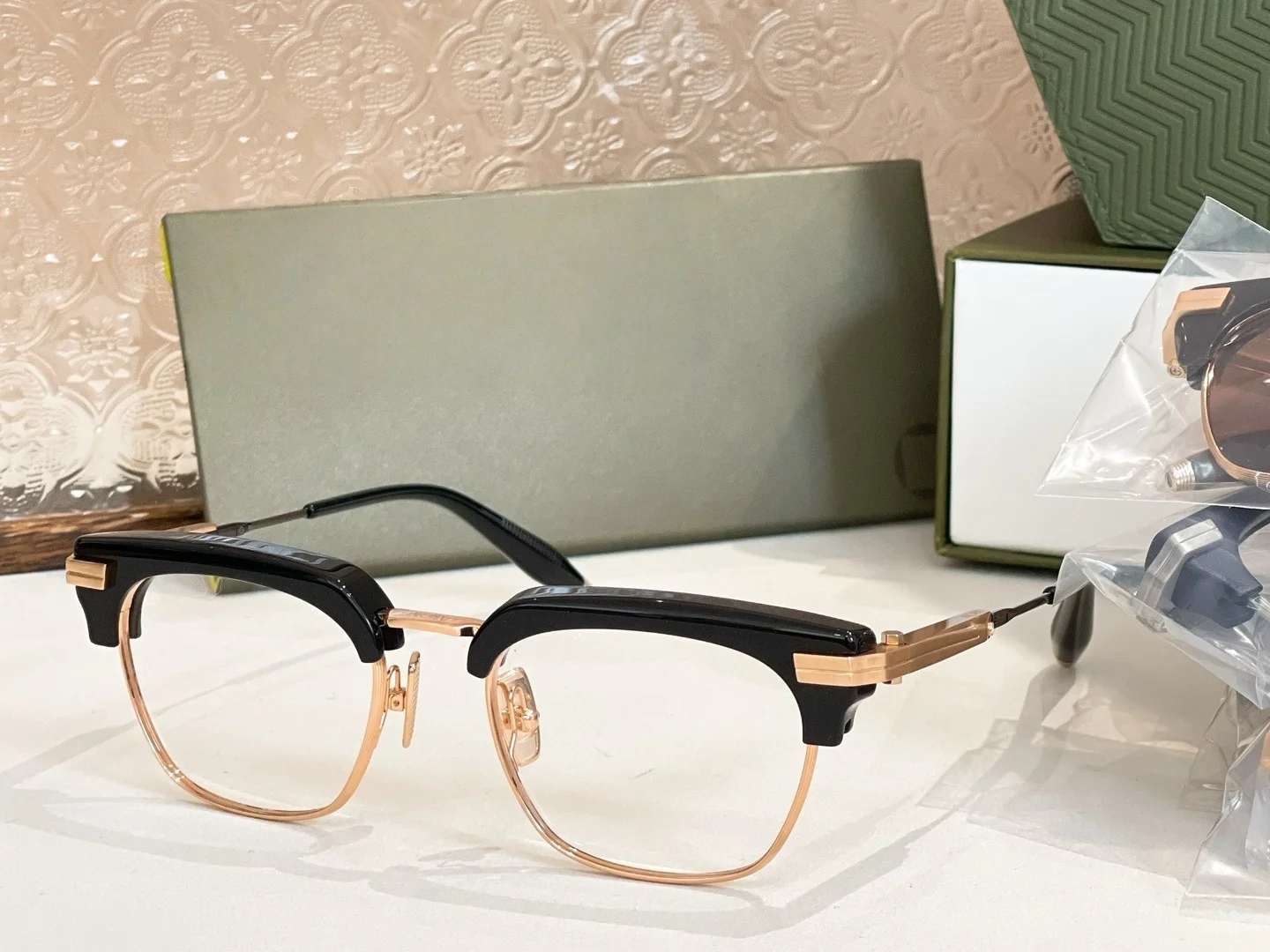 Top High Quality Sunglasses for Men and Women HUBBLE SIZE 140-152 Style UV400 Retro Fashion Special Design Sun Glasses with box