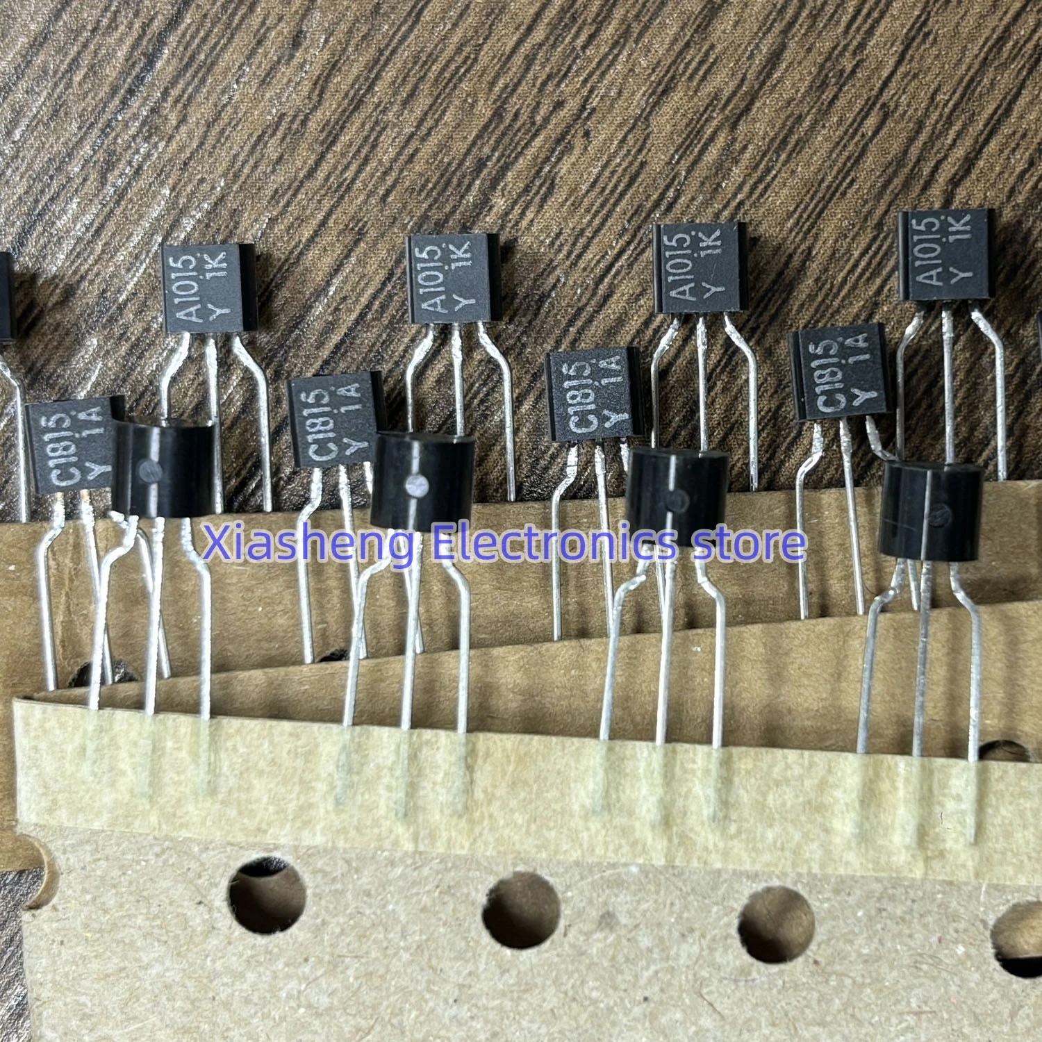 

Новый оригинальный транзистор 20 пар 2SA1015 A1015 + 2SC1815 C1815 TO-92 в наличии