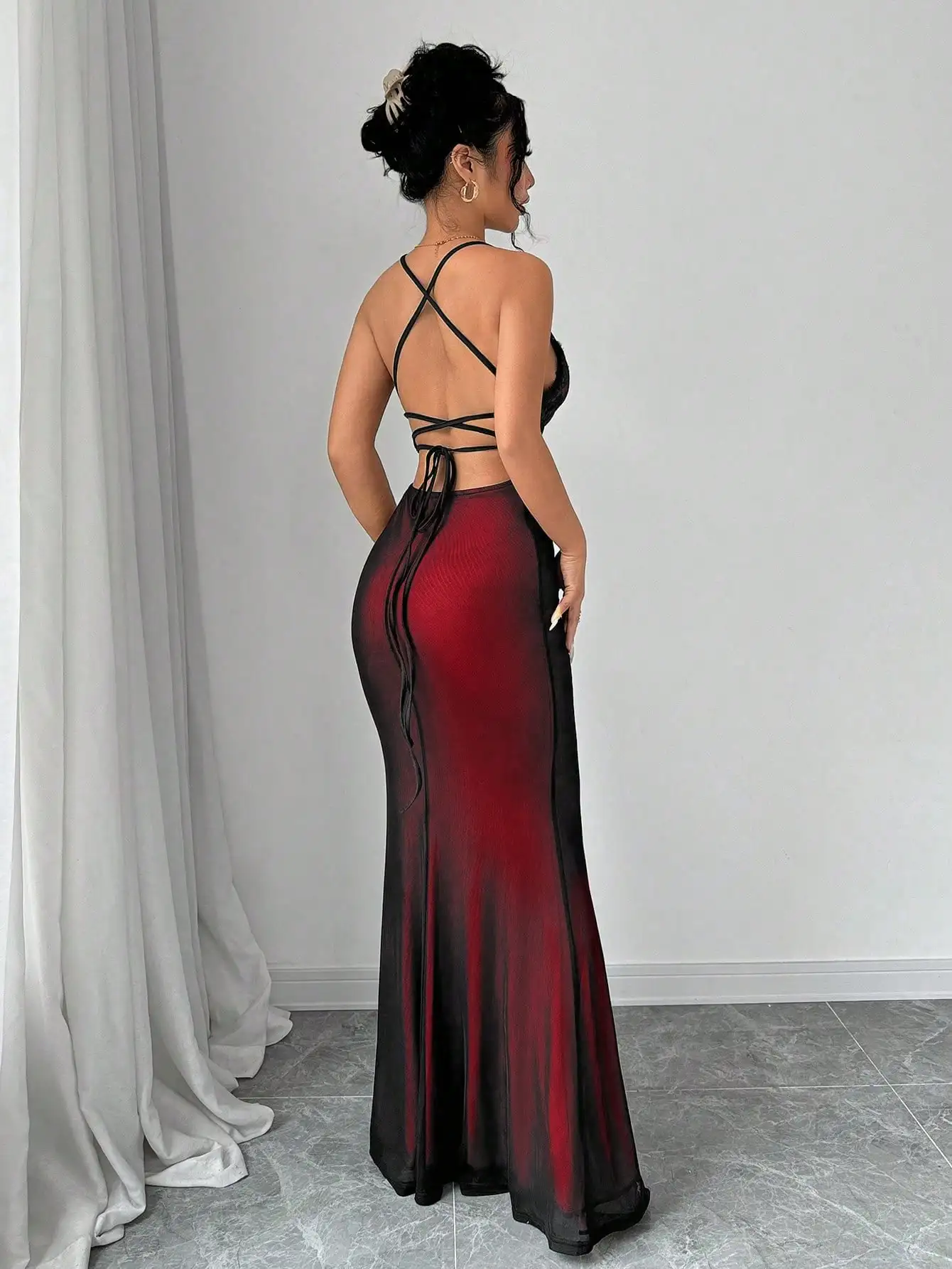 Vestido Sereia com Decote em V e Renda, Ombre Vermelho a Preto